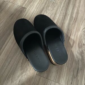 M Gemi Black slide clogs.
